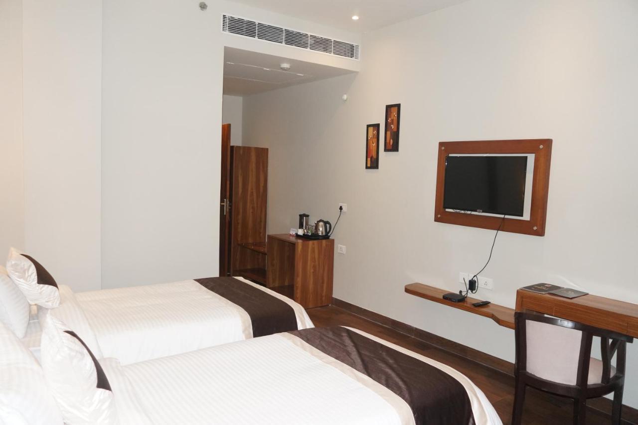 Neel Clarks Inn Express Agra  Exterior photo